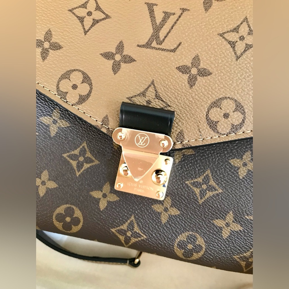 Louis Vuitton M44876 Reverse
Pochette Métis $2,760.00 Monogram Canvas NWT box - Picture 8 of 15